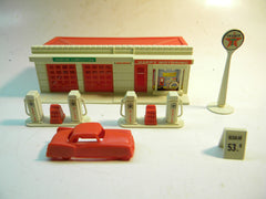 Plasticville HO Gas Station with Accessories